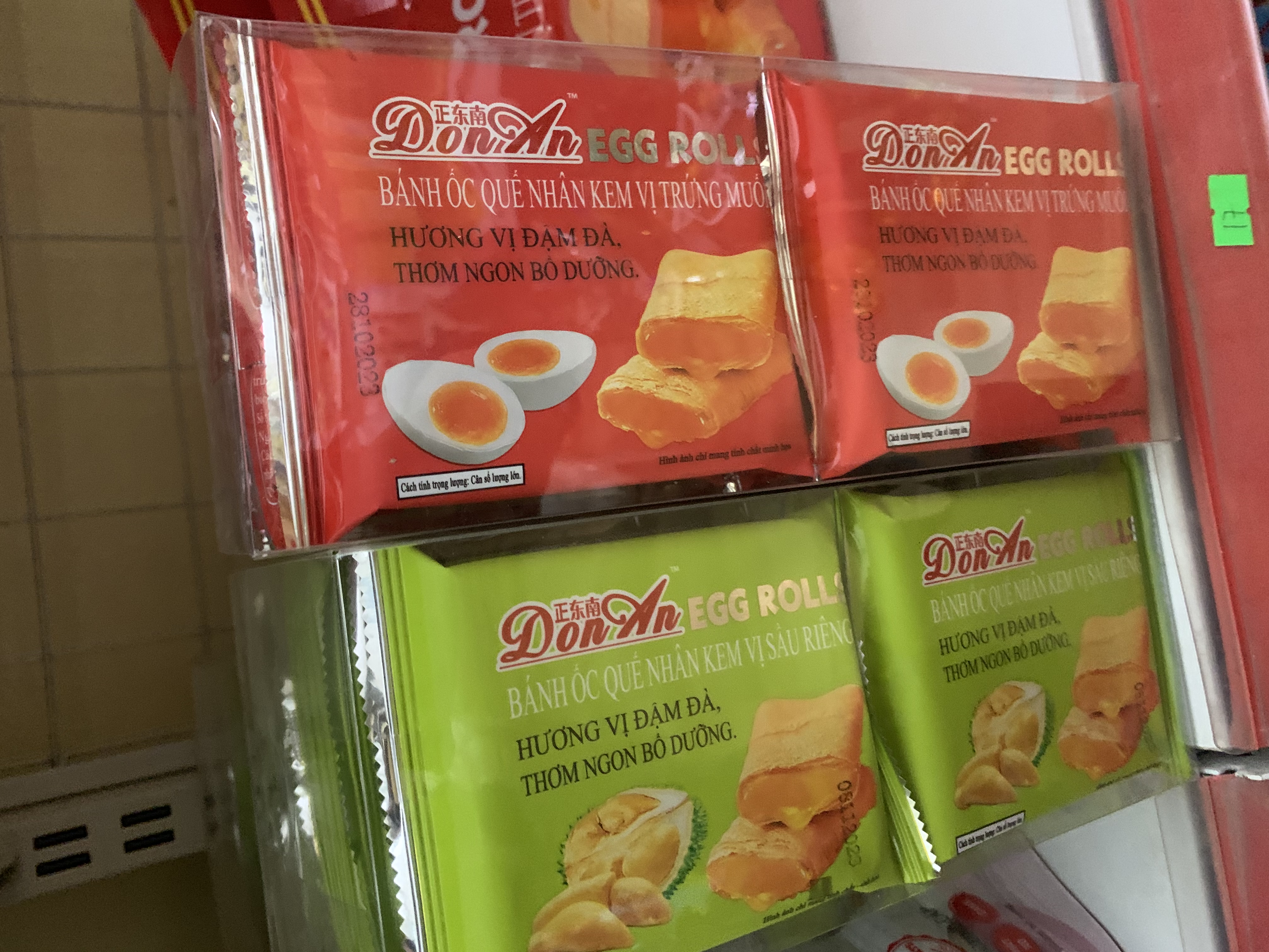 Bánh ốc quế nhân kem vị trứng muối