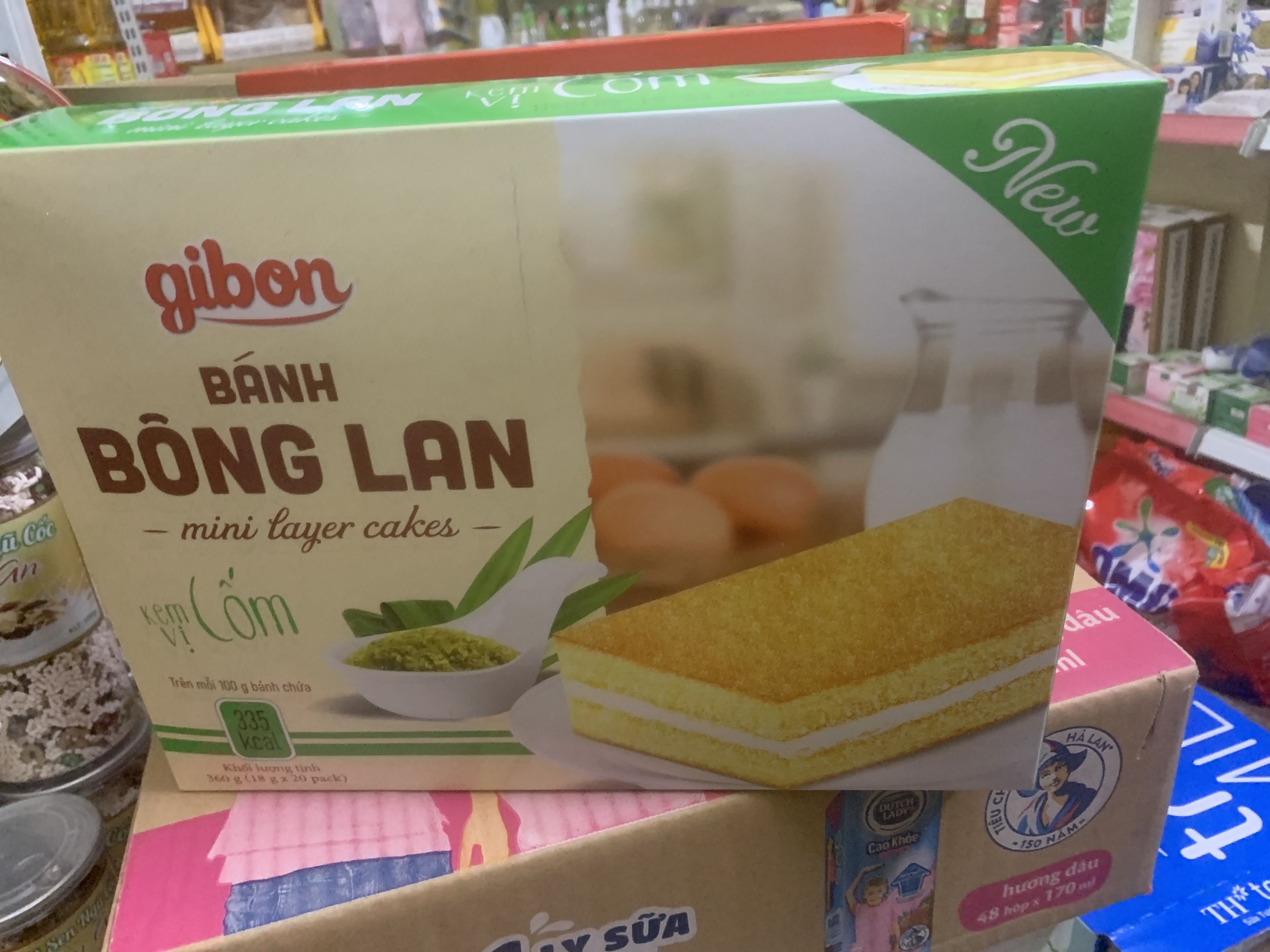 Bánh bông lan kem vị cốm
