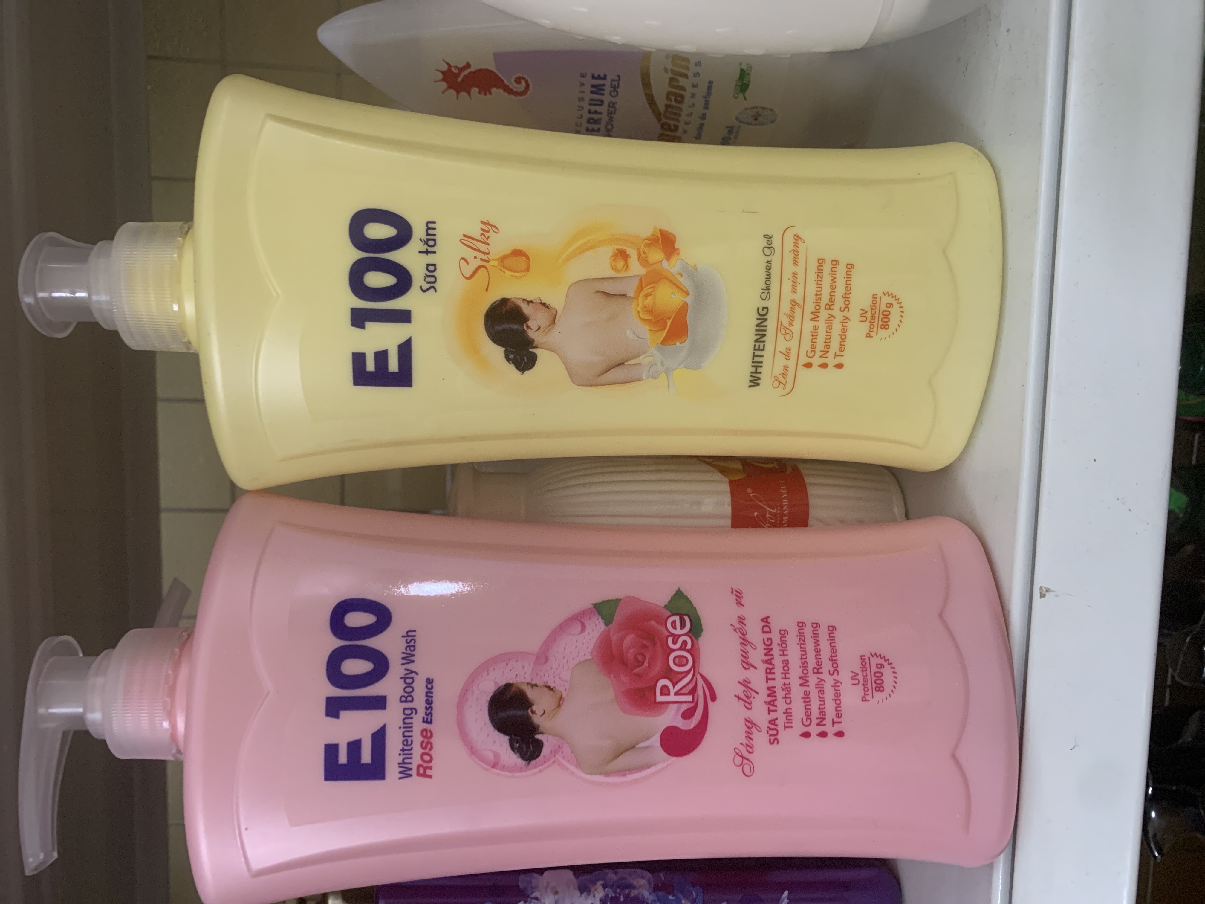 Sữa tắm trắng da tinh chất hoa hồng