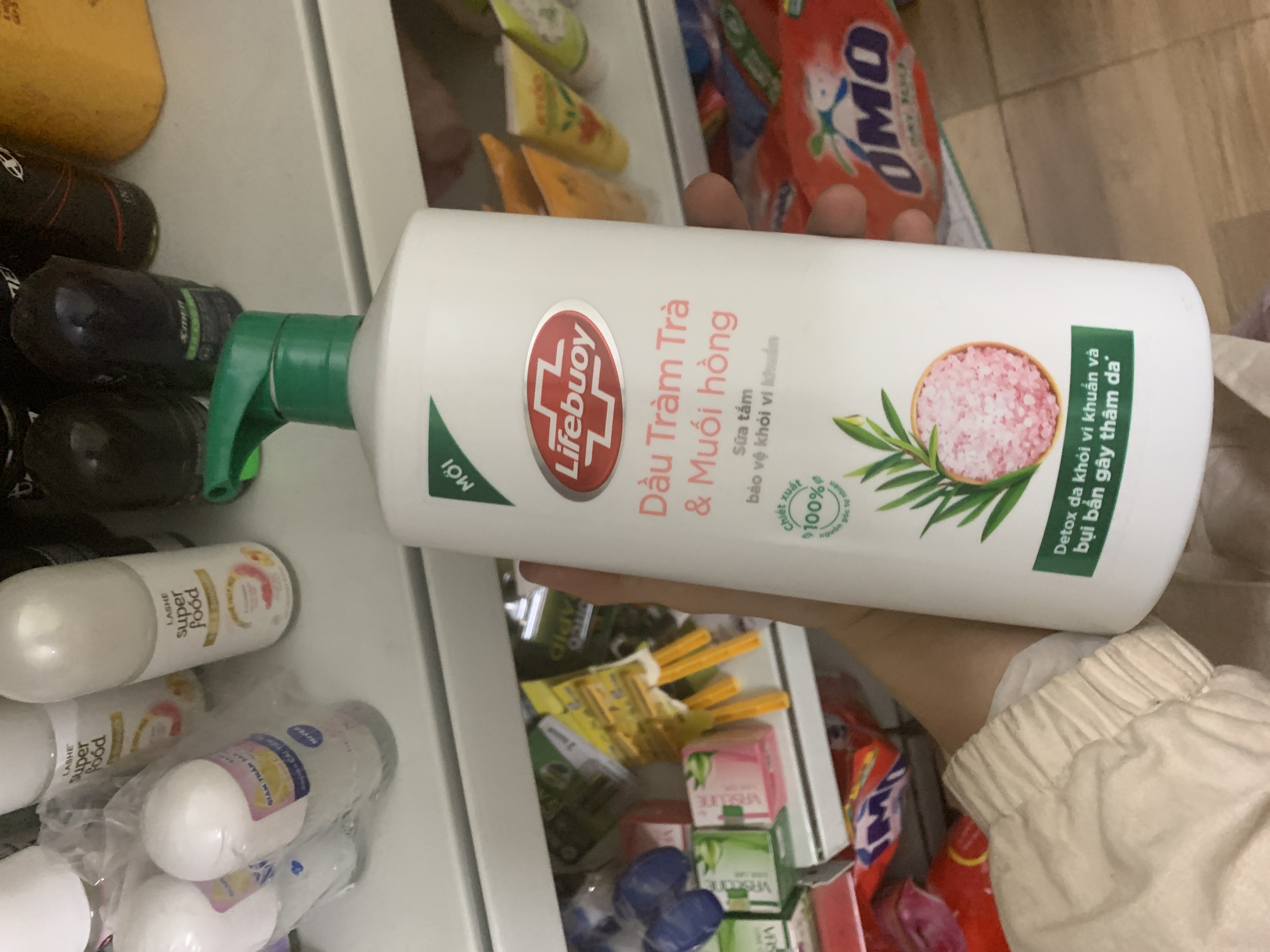 Dầu tràm trà với muối hồng