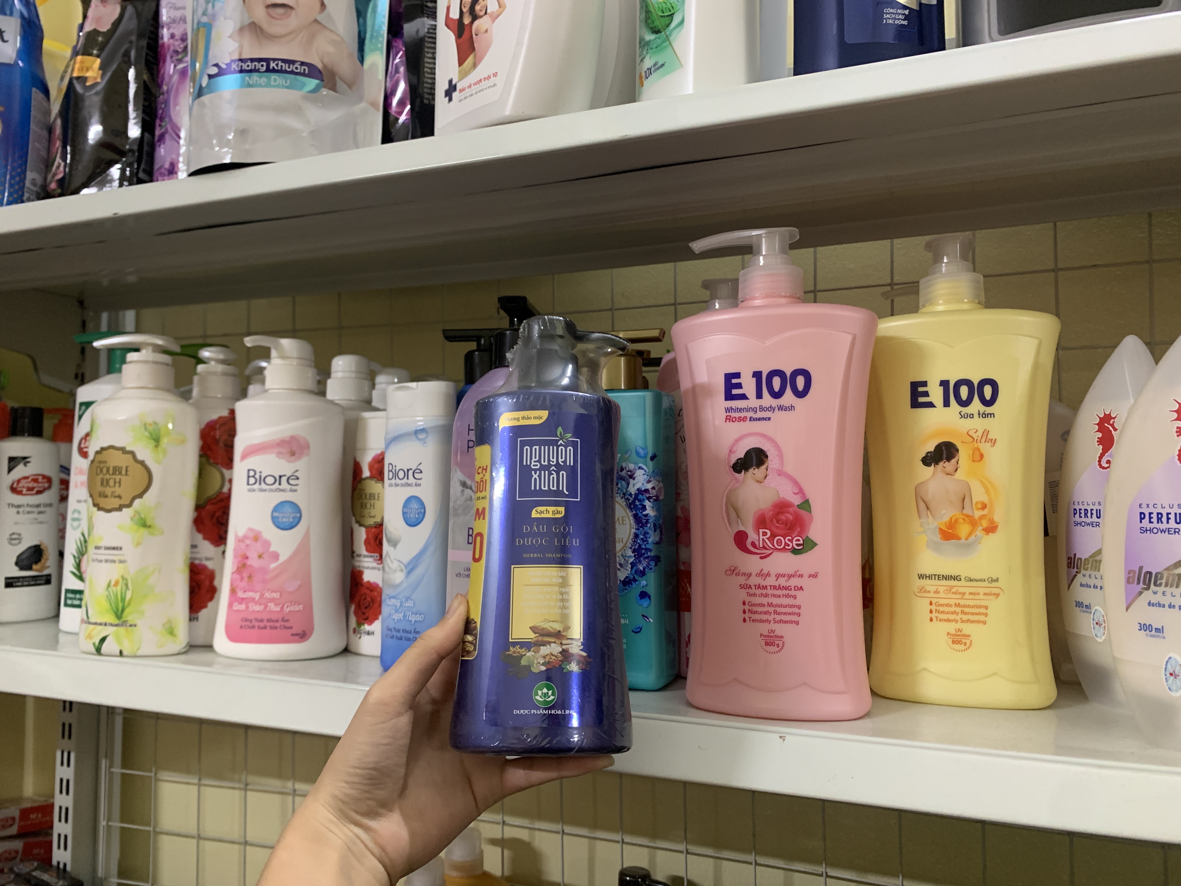 Dầu gội nguyên xuân hương thảo mộc